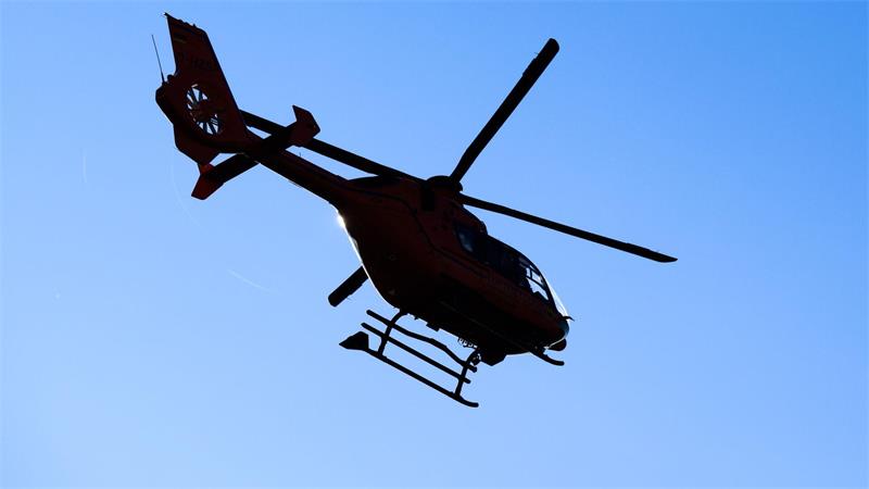 Ein Rettungshubschrauber landet bei der Unfallstelle. (Symbolbild)
