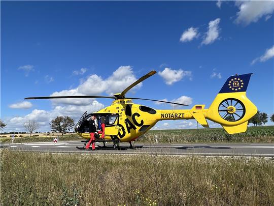 Ein Rettungshubschrauber steht auf einer Straße. Bei einem schweren Unfall auf der B1 bei Braunschweig wurden zehn Menschen verletzt – zwei davon schwer. Symbolfoto: Dietzel/dpa