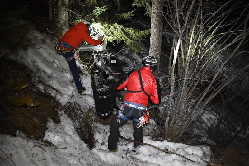 Nächtlicher Unfall auf Skipiste - Zwei Münchner verletzt Ein Rettungsteam arbeitet an der Unglückstelle nach einem nächtlichen Unfall mit einem Motorschlitten.