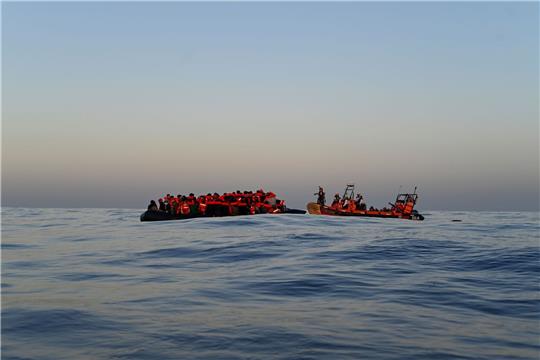 Ein Rettungsteam der humanitären Organisation Ärzte ohne Grenzen nähert sich einem Schlauchboot mit Migranten an Bord (Archivbild).