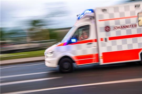 Ein Rettungswagen auf Einsatzfahrt.