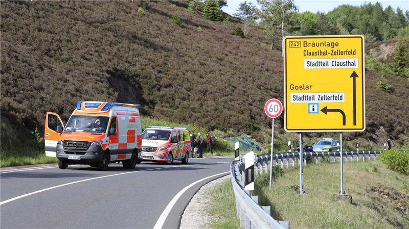 Unfallträchtige B 242: Biker (55) bei Sturz schwer verletzt Ein Rettungswagen brachte den Hannoveraner ins Krankenhaus nach Goslar. Foto: Neuendorf