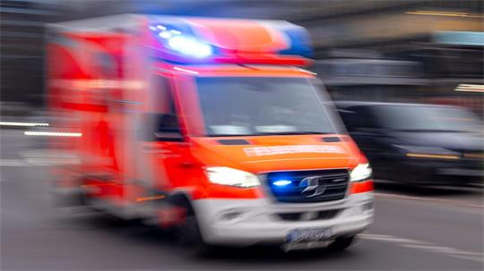 Ein Rettungswagen brachte den Verletzten ins Krankenhaus. (Symbolbild)