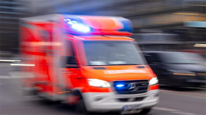 Ein Rettungswagen brachte die beiden schwer verletzten Männer in ein Krankenhaus. (Symbolbild)