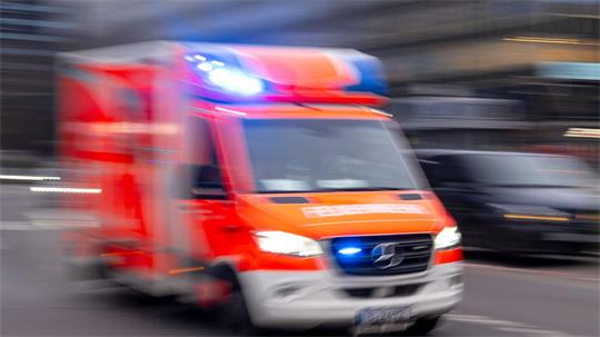 Ein Rettungswagen brachte die beiden schwer verletzten Männer in ein Krankenhaus. (Symbolbild)