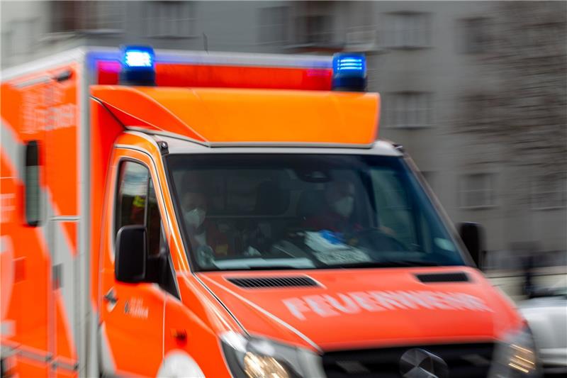 Motorradfahrer erleidet lebensgefährliche Verletzungen Ein Rettungswagen der Feuerwehr fährt auf einer Straße.