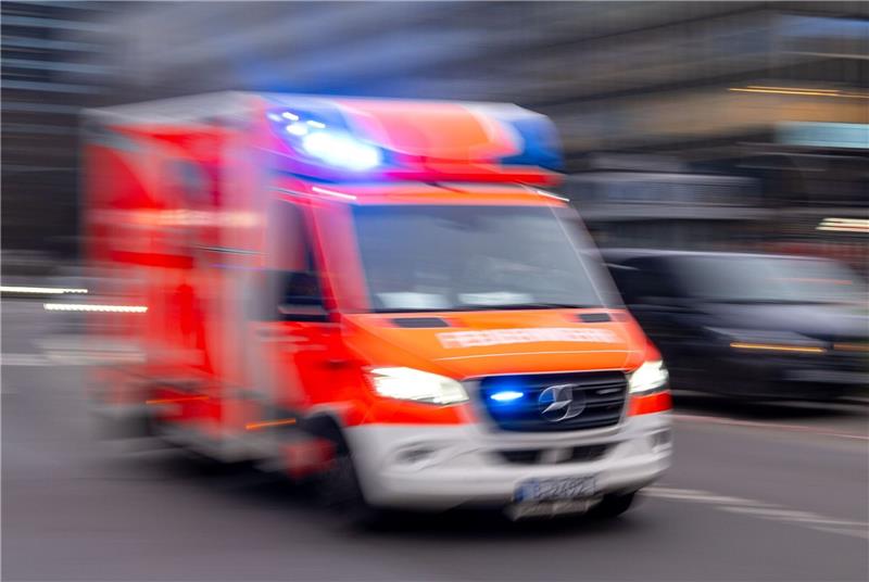 Tragischer Unfall im Kreis Celle: Mann überrollt Bruder Ein Rettungswagen der Feuerwehr fährt mit Blaulicht zum Einsatz.