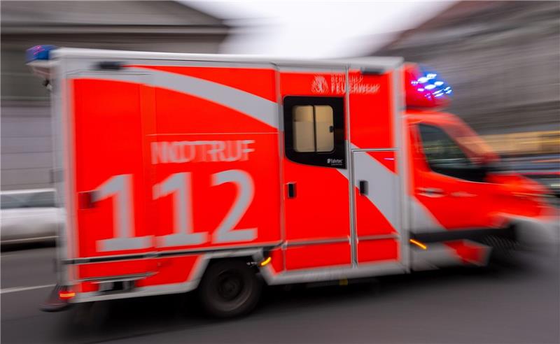 Ein Rettungswagen fährt mit Blaulicht zu einem Einsatz.