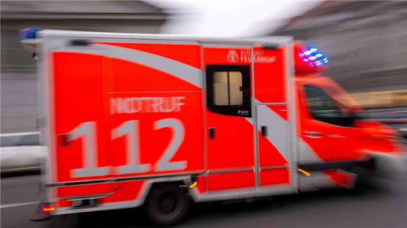 Zwei Unfälle im Stadtgebiet Goslar – Kind und Motorradfahrer verletzt Ein Rettungswagen fährt mit Blaulicht zum Einsatz.
