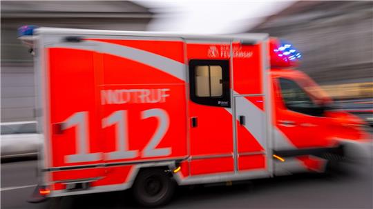 Ein Rettungswagen fährt mit Blaulicht zum Einsatz.