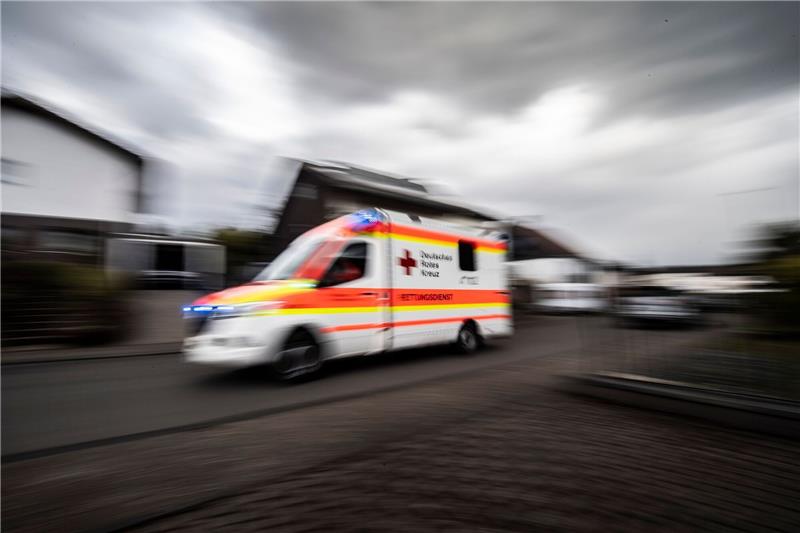 Beamtenbund: Personalmangel trifft die Bürger Ein Rettungswagen fährt über die Straße.