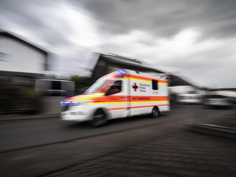 Ein Rettungswagen fährt über die Straße. Foto: Boris Roessler/dpa/Symbolbild
