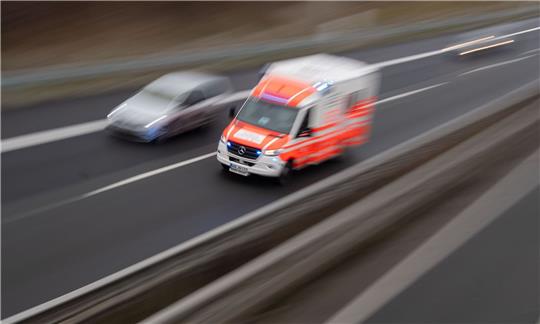 Ein Rettungswagen fährt über eine Autobahn.