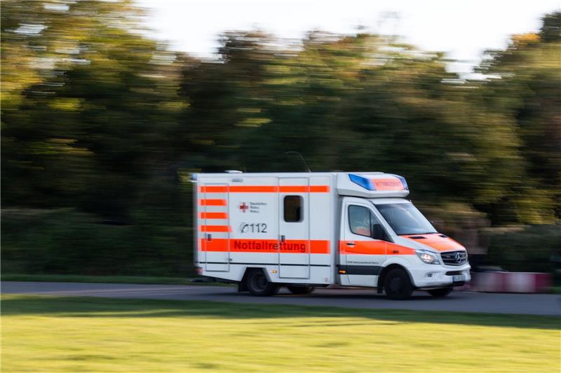 Vergiftungserscheinungen bei mehreren Senioren in Wohngruppe Ein Rettungswagen fährt zu einem Einsatz.