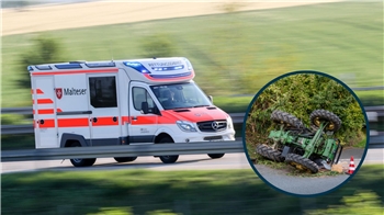 Ein Rettungswagen fährt zum Einsatz.