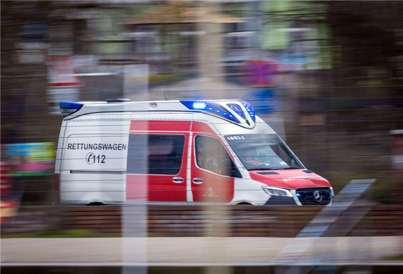76-Jähriger stirbt nach Sturz mit E-Bike Ein Rettungswagen ist mit Blaulich im Einsatz.