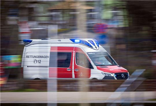 Ein Rettungswagen ist mit Blaulich im Einsatz.