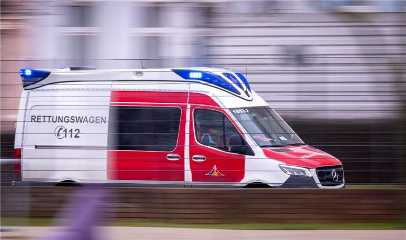 Drei Polizisten bei Einsatz in Bremen durch Reizgas verletzt Ein Rettungswagen ist mit Blaulicht im Einsatz.
