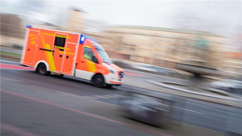 Ein Rettungswagen ist mit Blaulicht im Einsatz.