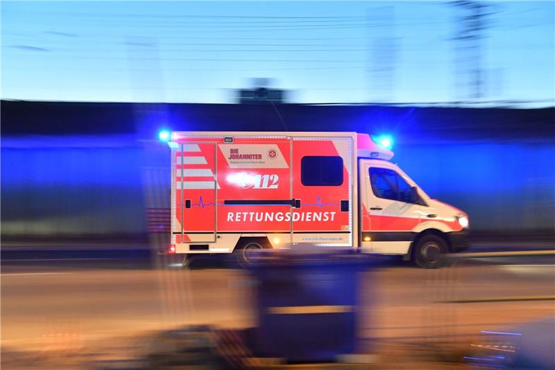 Ein Rettungswagen ist mit eingeschaltetem Blaulicht im Einsatz.