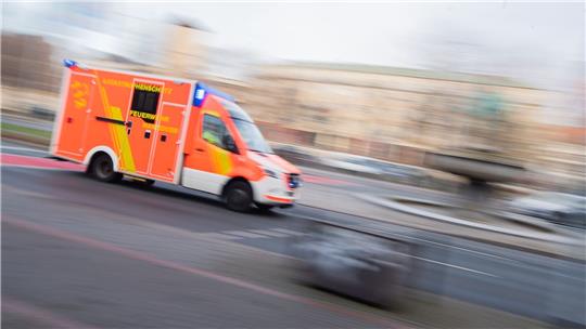 Ein Rettungswagen rast durch Hannover. (Symbolbild)