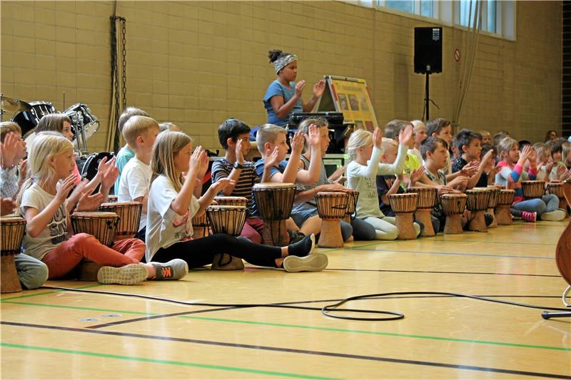 Ein Rhythmus, bei dem man mit muss: Die Kinder trommeln und klatschen begeistert mit.  Fotos: Eggers
