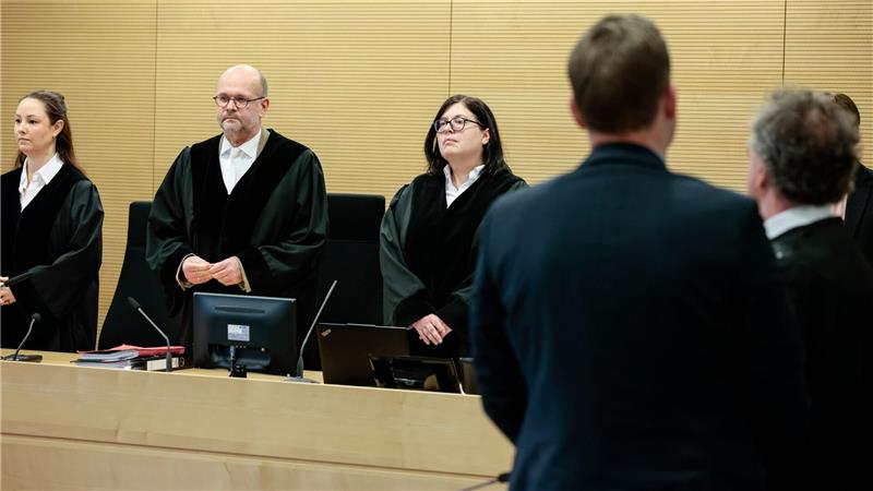 Ein Richter (vorn) trieb es vor allem während seiner Arbeitszeit zu weit ‒ und wurde dafür nun von einem Kollegen verurteilt.