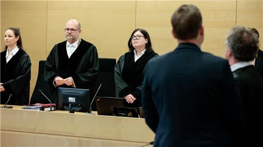 Ein Richter (vorn) trieb es vor allem während seiner Arbeitszeit zu weit ‒ und wurde dafür nun von einem Kollegen verurteilt.