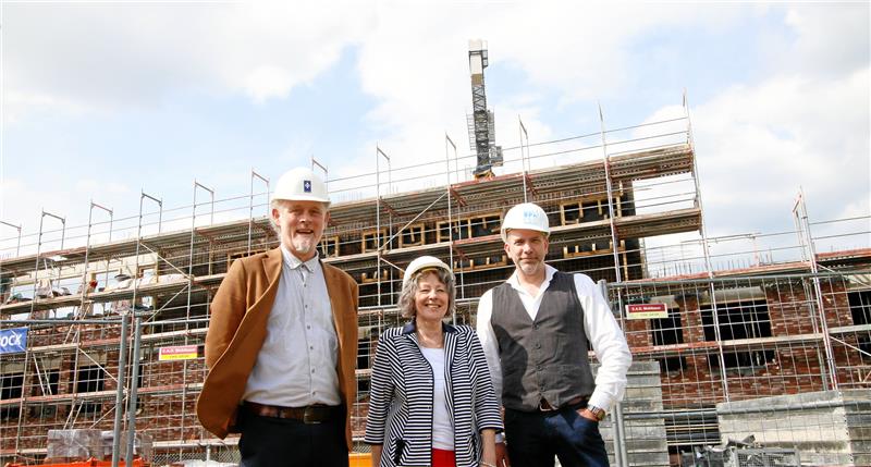 Goslars Schulneubau: Eine Krone für die neue Goldene Aue Ein Richtfest sorgt für Vorfreude (v. li.): CvD-Direktor Martin Ehrenberg, Rektorin Jutta Schober von der Realschule Goldene Aue und CvD-Vize Holger Ritzke wollen im Frühjahr 2024 mit ihren Schülern und Lehrkräften ins neue Domizil einziehen. Foto: Epping