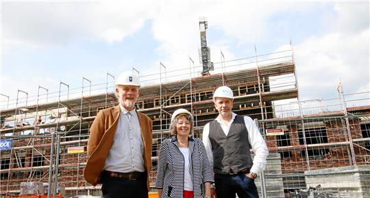 Ein Richtfest sorgt für Vorfreude (v. li.): CvD-Direktor Martin Ehrenberg, Rektorin Jutta Schober von der Realschule Goldene Aue und CvD-Vize Holger Ritzke wollen im Frühjahr 2024 mit ihren Schülern und Lehrkräften ins neue Domizil einziehen. Foto: Epping