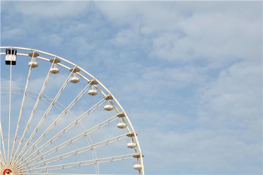 Ein Riesenrad steht auf dem Schützenplatz in Hannover.