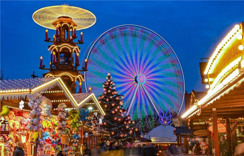 Ein Riesenrad und eine Pyramide drehen sich auf dem Cottbuser Weihnachtsmarkt.