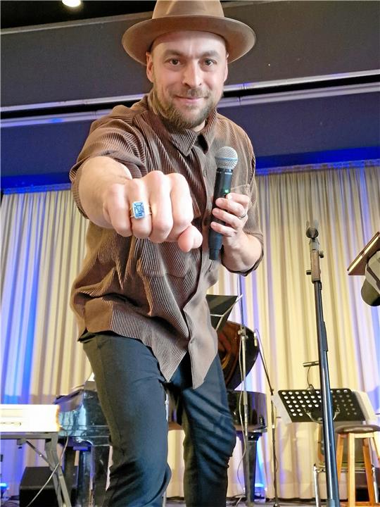 Ein Ring an der Rechten: Preisträger Max Mutzke zeigt stolz seine Trophäe. Fotos: Epping/Sowa
