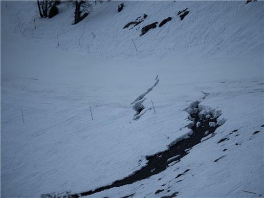 Ein Riss in einer Skipiste im Glacier-3000-Skigebiet in der Schweiz.