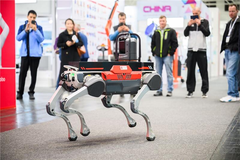 130.000 Besucher bei Hannover Messe Ein Roboter für Such- und Rettungsmaßnahmen der Firmen inMotion Robotic und Deep Robotics läuft bei der Hannover Messe 2024 durch die Messehalle 5.