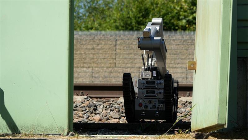 Ein Roboter ist auf dem Bahnhofsgelände im Einsatz.