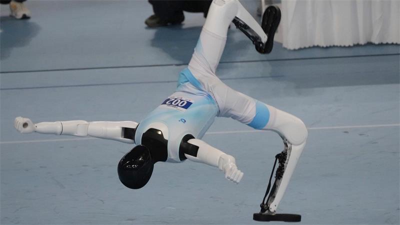Ein Roboter nimmt bei den World Humanoid Robot Games am Bodenturnen in Peking teil.