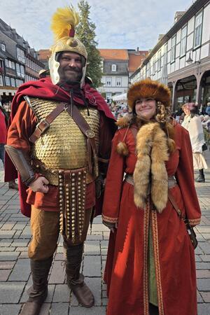 Ein Römer trifft auf eine Mongolin. Einige Besucher des Mittelalterfestes kamen in ausgefallenen Kostümen.