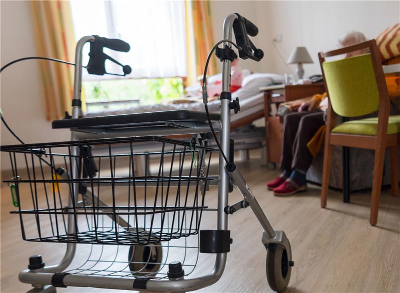 Wie sinnvoll Vorsorge für den Pflegefall ist Ein Rollator steht im Zimmer einer älteren Frau. Foto: picture alliance/dpa | Monika Skolimowska