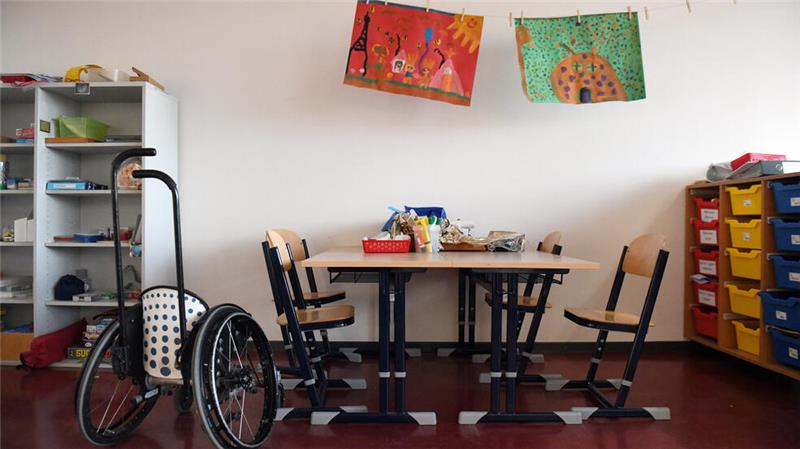 Ein Rollstuhl steht in einem Klassenraum. Die Umsetzung der Inklusion an den Schulen ist eine große Aufgabe. Wie sie gelingt will die Politik vom Landkreis Goslar erfahren.