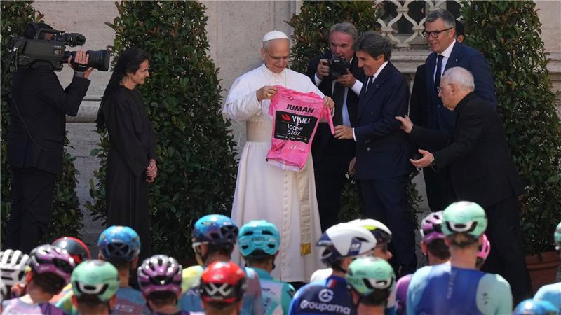 Ein Rosa Trikot für Papst Leo XIV vor dem offiziellen Start der letzten Etappe des Giro d’Italia in Vatikanstadt
