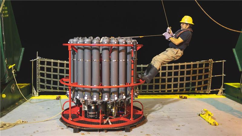 Industrieabgase wirbeln Ökosystem im Ozean durcheinander Ein Rosetten-Wasserprobenehmer an Bord des Forschungsschiffs. Mit einem solchen Gerät wurden die Wasserproben im Nordpazifik genommen.