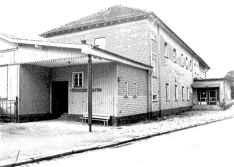 Ein Rückblick in die 1980er: Nach der Stilllegung des ehemaligen Bahnhofs findet die Stadtbibliothek dort ihr neues Zuhause.  Fotos: Brune