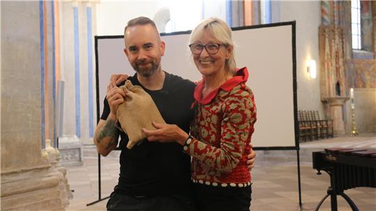 Ein Sack voller guter Ideen: Dr. Heidi Roch übergibt dem neuen Stadtschreiber die „Insignien“ seines Wortwerker-Stipendiums.