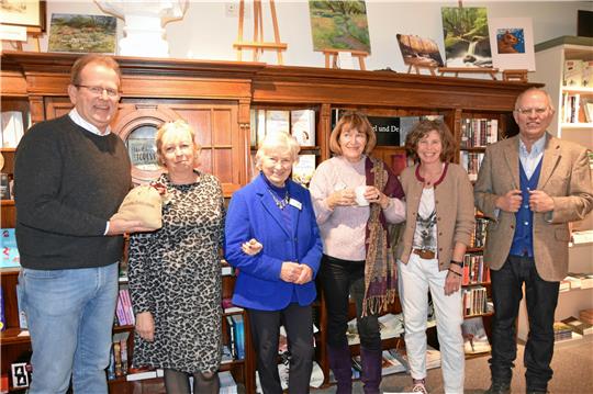 Ein Säckchen voller Geld: Thomas Kregel mit Andrea Scholz, Nina Festerling, Ute Goertz, Sonja Weber und Dirk Junicke (v.l.). Foto: Berg