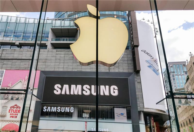 Apple zuletzt knapp dran an Smartphone-Primus Samsung Ein Samsung Experience Store in unmittelbarer Nähe eines Apple Retail Stores in Shanghai.