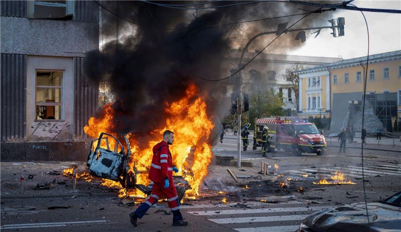 Krieg gegen die Ukraine: So ist die Lage Ein Sanitäter geht nach einem russischen Angriff auf Kiew an einem brennenden Auto vorbei.
