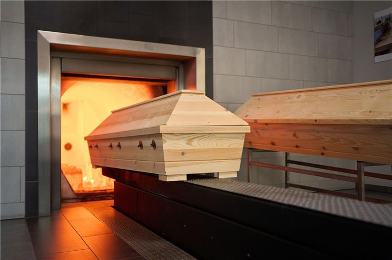 Zahl der Todesfälle in Deutschland gestiegen Ein Sarg wird im Krematorium verbrannt: Die Zahl der Todesfälle in Deutschland ist im vergangenen Jahr um 4,2 Prozent gestiegen.