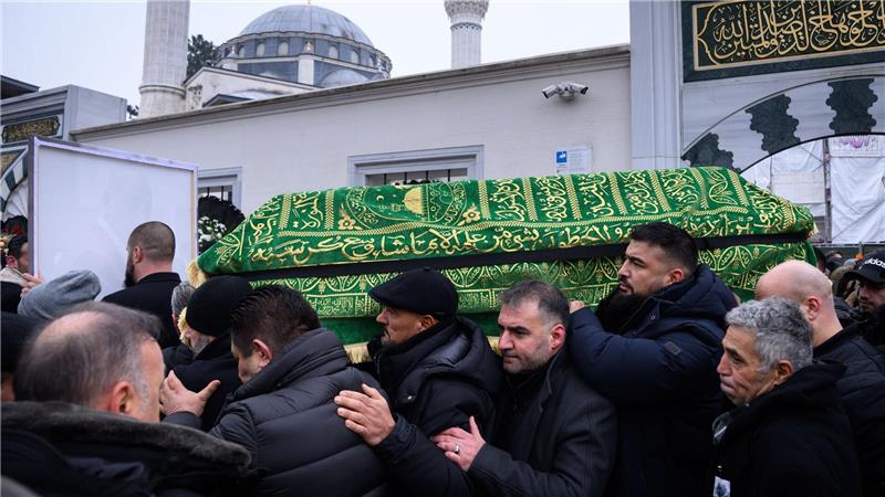 Ein Sarg wird nach dem Trauergebet vor der Beerdigung eines 62-Jährigen aus der Neuköllner Sehitlik-Moschee getragen.