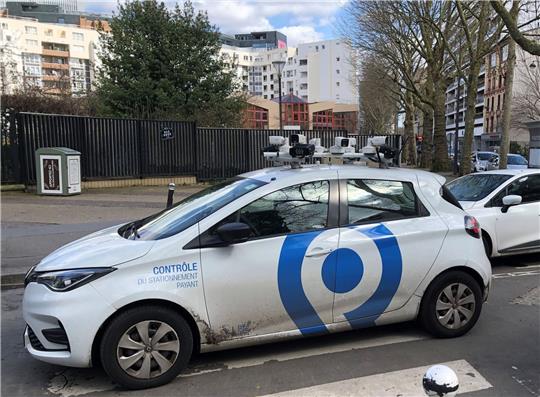 Ein Scan-Auto überprüft, ob für abgestellte Autos die Parkgebühren bezahlt wurden.